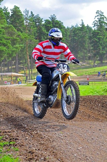 BSA B50 MX och Mats Sundelius försöker hoppa i Lnköping BSA B50 MX och Mats Sundelius försöker hoppa i Lnköping