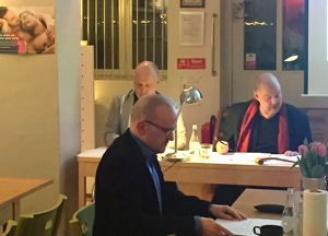 PGs omvalda ordförande Thomas W. I bakgrunden syns årsmötespresidiet i full gång. PGs omvalda ordförande Thomas W. I bakgrunden syns årsmötespresidiet i full gång.