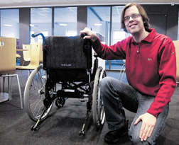 Daniel med unik kraftassistans på rullstolen. Daniel med unik kraftassistans på rullstolen.