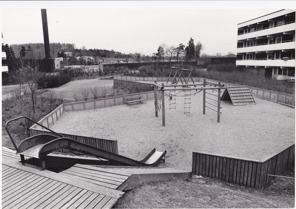 Hallands-Bild Foto: Börje Försäter. Lekplats på Trädlyckan mellan hus D och E. 1970-talet