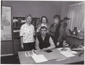 Hallands-Bild Foto: Bo Tornevall. Kontorsanställda på HSB 1985. Ulla Johansson, Rut "Puck" Zackesson, Hanne Lindström. Sittande: Olle Skoog