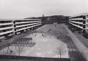 Hallands Bild Foto: Börje Försäter. Lekplatsen mellan hus B och C på 1970-talet.