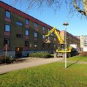 Inför fasadrenoveringen på hus A har arbetet med att gräva upp buskar påbörjats 2020-01-22