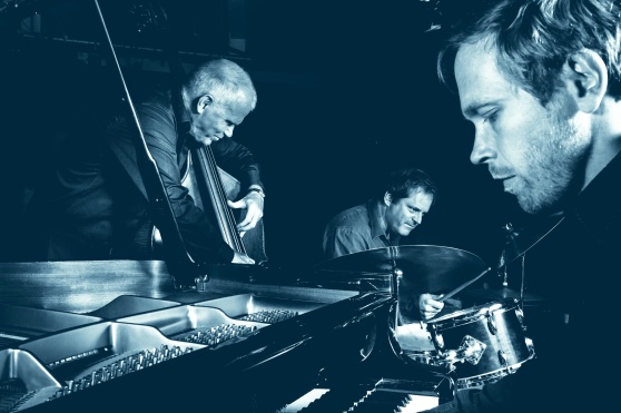 Stockholm Jazz Trio: Jan Adefelt, Jesper Kviberg, Daniel Tilling. foto Leif Johansson