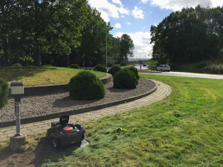 Robotgräsklippare i rondell med funktionshyra av Robo10 Robotgräsklippare i rondell med funktionshyra av Robo10