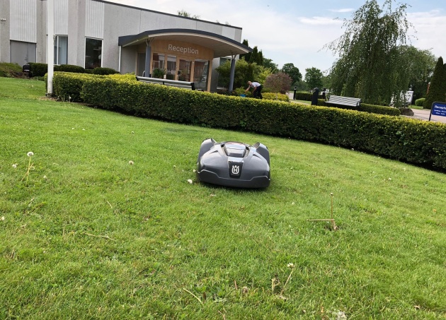 En av ed tretton robotgräsklipparna som klopper de 36 000 m2 gräsytorna runt Kinnarps i Kinnarp En av ed tretton robotgräsklipparna som klopper de 36 000 m2 gräsytorna runt Kinnarps i Kinnarp