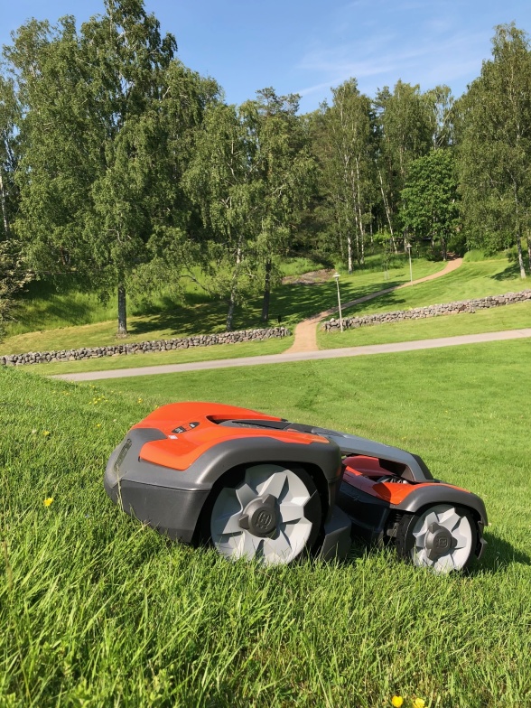 Nu har Robo10 Installerat den nya robotgräsklipparen 535 AWD på Håjums kyrkogård i Trollhättan. En efterlängtad utökning med tanke på de branta slutningarna. Nu har Robo10 Installerat den nya robotgräsklipparen 535 AWD på Håjums kyrkogård i Trollhättan. En efterlängtad utökning med tanke på de branta slutningarna.