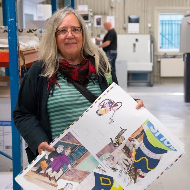 Eva-Stina Sandling visar upp provtryck av den nya boken. Eva-Stina Sandling visar upp provtryck av den nya boken.