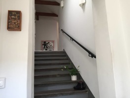 "Högst upp i ett hus på Götgatsbacken i Stockholm bor vi, Birgitta och Arvid, sedan länge i en våning som vi är ytterst förtjusta i. Men en dag kom vi fram till att en sak faktiskt saknades och det var en ledstång i trappan upp till själva våningen. Vi rådfrågade vänner och bekanta om en duktig smed som skulle kunna göra jobbet. Ett namn nämndes ofta, Christoffer Eskilsson på företaget Eskilssons Finsmide i Jönköping. Efter ett besök av honom här uppe i huvudstaden bestämde vi oss. Och några veckor senare dök han upp med en vacker stång som monterades snabbt och precis som vi ville ha den. Titta på bilden härintill så ser ni hur fint vårt lilla trapphus blev. Vi kan verkligen rekommendera Christoffer Eskilsson." Bästa hälsningar Birgitta och Arvid Götgatsbacken Stockholm "Högst upp i ett hus på Götgatsbacken i Stockholm bor vi, Birgitta och Arvid, sedan länge i en våning som vi är ytterst förtjusta i. Men en dag kom vi fram till att en sak faktiskt saknades och det var en ledstång i trappan upp till själva våningen. Vi rådfrågade vänner och bekanta om en duktig smed som skulle kunna göra jobbet. Ett namn nämndes ofta, Christoffer Eskilsson på företaget Eskilssons Finsmide i Jönköping. Efter ett besök av honom här uppe i huvudstaden bestämde vi oss. Och några veckor senare dök han upp med en vacker stång som monterades snabbt och precis som vi ville ha den. Titta på bilden härintill så ser ni hur fint vårt lilla trapphus blev. Vi kan verkligen rekommendera Christoffer Eskilsson." Bästa hälsningar Birgitta och Arvid Götgatsbacken Stockholm