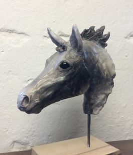 Hästhuvud skulptur