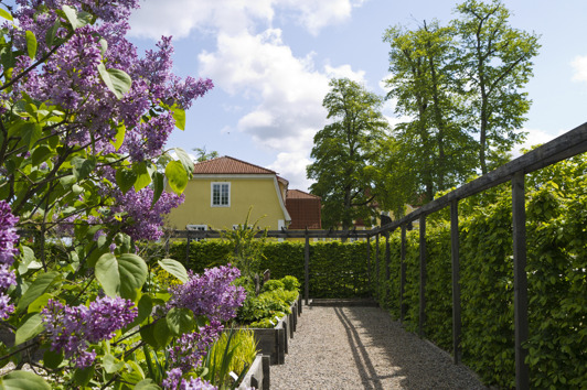 Linnés Orangeriträdgård med Möckelsnäs Herrgård i bakgrunden Linnés Orangeriträdgård med Möckelsnäs Herrgård i bakgrunden