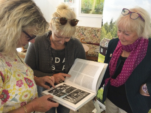 Minns ni 80-talet? Ingela Bernstein, fd turistbyråchef i Växjö, Sofie Magnusson, numera VD på Huseby Bruk funderar tillsammans med Kerstin. Minns ni 80-talet? Ingela Bernstein, fd turistbyråchef i Växjö, Sofie Magnusson, numera VD på Huseby Bruk funderar tillsammans med Kerstin.