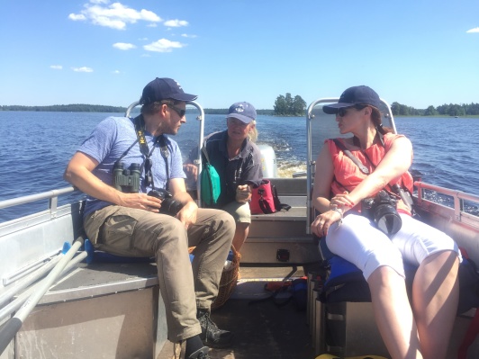 Polska resejournalisterna Bartosz och Marta får en guidad båttur i Åsnens Nationalpark av Ingrid Olsson på Getnö Gård Polska resejournalisterna Bartosz och Marta får en guidad båttur i Åsnens Nationalpark av Ingrid Olsson på Getnö Gård