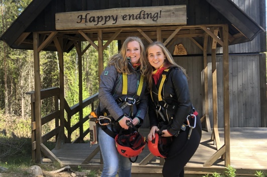 Florine och Babet testar Little Rock Lake Zipline Florine och Babet testar Little Rock Lake Zipline