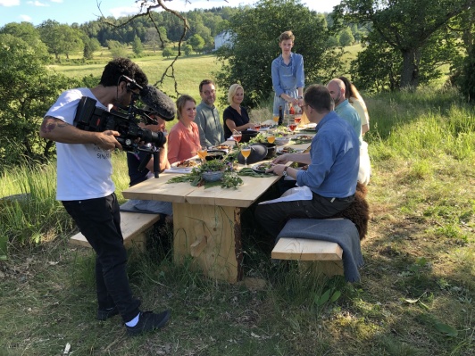 Naturnära måltidsupplevelser fångades också på film, här vid Edible Country-bordet nära Wallby Säteri. Naturnära måltidsupplevelser fångades också på film, här vid Edible Country-bordet nära Wallby Säteri.