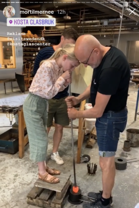 Danska bloggaren "Mor til Mernee" testar glasblåsning på Kosta Glascenter - bild från hennes Instastory. Danska bloggaren "Mor til Mernee" testar glasblåsning på Kosta Glascenter - bild från hennes Instastory.