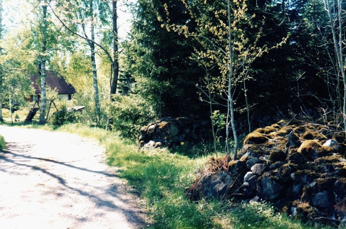 Söder om 'Skogsle't' -- vägen till höger Västorpa Gata. Foto Verna Andersson 2005.