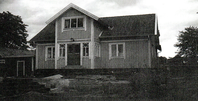 Kullens hus på sin ursprungliga plats vid Simmesgården.Huset förberett på ursprungsplatsen för den 550 meter långa flytten. En flytt som sammantaget tog 12 dagar.
