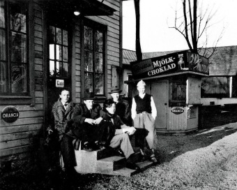 Runhem knappt 30 år gammalt, 1954, några år efter att Erik och Edth Petterson köpt fastigheten - men i ursprungsskick med trappa och kiosk. På bilden finns Roland Johansson som ung i mössa. Runhem knappt 30 år gammalt, 1954, några år efter att Erik och Edth Petterson köpt fastigheten - men i ursprungsskick med trappa och kiosk. På bilden finns Roland Johansson som ung i mössa.