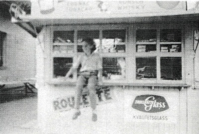 Kiosken vid Runhem. Roulette chokladrullar, Cloetta och Trollhätteglass! Från Varnhemsbygden 1998 Kiosken vid Runhem. Roulette chokladrullar, Cloetta och Trollhätteglass! Från Varnhemsbygden 1998