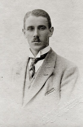 KNUT Bruno Ohlsson, född 1891-10-06 i Varnhem, död 1972-12-16. Bild från sonsonen Jan Ohlson, 2013. KNUT Bruno Ohlsson, född 1891-10-06 i Varnhem, död 1972-12-16. Bild från sonsonen Jan Ohlson, 2013.
