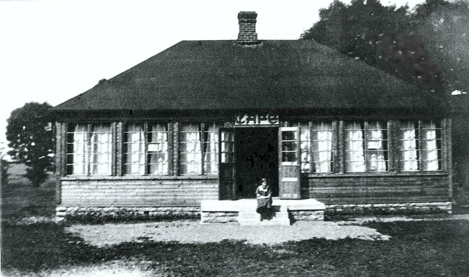 Bild från 1925 och det nyss uppförda Café Klostergården - inte ännu målat! Dottern Elisabeth från familjen Rosander på trappan. Bild från 1925 och det nyss uppförda Café Klostergården - inte ännu målat! Dottern Elisabeth från familjen Rosander på trappan.