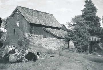 Den södra sidan av Bille Kvarn 1930 med den dubbla stenvalvsbron, inbyggt kvarnhjul och med stenunderbyggd kvarnränna och damm. Foto Nils Lann, Ljungstorp/Varnhem. Den södra sidan av Bille Kvarn 1930 med den dubbla stenvalvsbron, inbyggt kvarnhjul och med stenunderbyggd kvarnränna och damm. Foto Nils Lann, Ljungstorp/Varnhem.