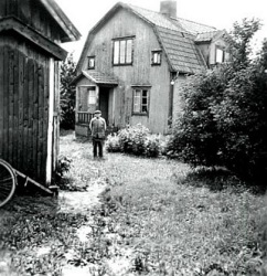 Ur SAJ; När Roland från Skara kom till Varnhem 1949 som tågklarerare och postbiträde bodde han inneboende hos Jenny Berg, Dalhem, Varnhem. På bilden Otto Gustafsson som bodde i lilla stugan vid Dalhem Ur SAJ; När Roland från Skara kom till Varnhem 1949 som tågklarerare och postbiträde bodde han inneboende hos Jenny Berg, Dalhem, Varnhem. På bilden Otto Gustafsson som bodde i lilla stugan vid Dalhem