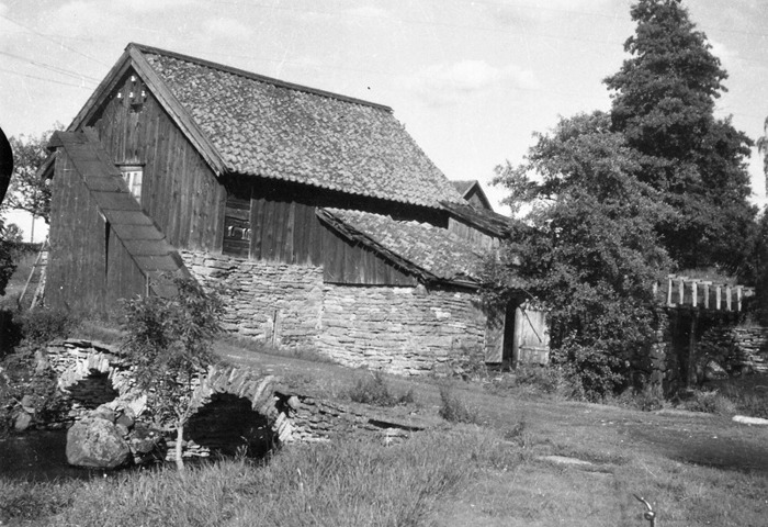 A. 12 Bille kvarn 1930. Den södra sidan av Bille Kvarn 1930 med den dubbla stenvalvsbron, inbyggt kvarnhjul och med stenunderbyggd kvarnränna och damm. Foto Nils Lann, Ljungstorp/Varnhem. I dagligt tal kallad "Spetarskvarna", en dialektal form av "Hospitals kvarn". I 1699 års jordebok är anteknat "En kvarn vid klostret" som 1684 är taxerad och anslagen Skara Hospital (sjukhus). I 1726 års jordebok redovisas även "Bille kvarn", anslagen "Skara Hospital". Det har funnits två kvarnar vid platsen, vilket även anges i kartbesrkivningen 1864; "Norra Qvarn" och "Södra Qvarn". I 1825 års jordebok är antecknat att häradshövding Jonas Lundin låtit uppbygga Billekvarn som år 1726 blev Skara Hospital anslagen, vidare att kvarnarna gå med ett par stenar vardera höst och vår, samt att Klostrets kvarn och Bille kvarn sammanbyggts 1823. Båda kvarnarna drevs som tullkvarnar. Sannolikt är kvarnhuset på bilden från 1823. 1916 såldes fastigheten med kvarn av Domänverket till dess arrendator Otto Gustafsson som drev den med 2 par stenar. Sista förmalningen skedde 1 november 1942, då fstigheten sålts till en man Karlsson från Edsvära, vilken sedan rev kvarnen. 1945 uppförde bröderna Rask ett spnneri på platsen. Insatt av Kent Friman, 2014-02-17. Läs mer på www.ljungstorpshistoria.se - under A. 8 a Pickabacken!