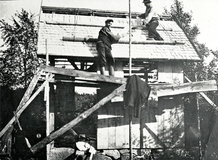 C. 5 (2) Brygghusbygge i Sanbäcken år 1920. Bor och Albert Ullberg på taket. Insatt av Kent Friman, 2014-02-26. Läs mer på www.ljungstorpshistoria.se!