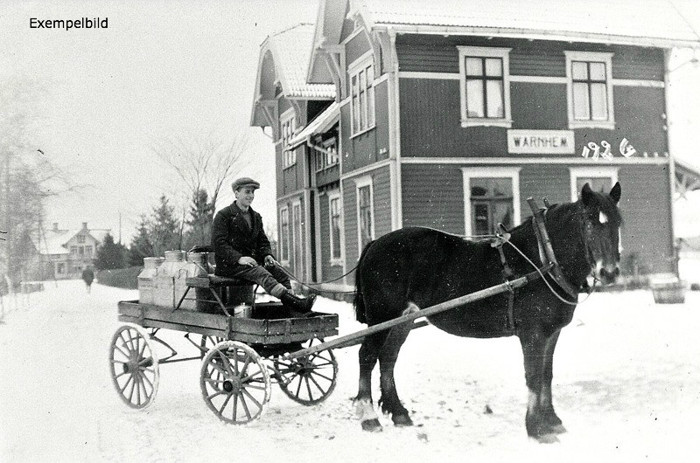Kusk Georg Lindström. Hålltorps mjölkskjuts år 1926. Lägg märke till den frusna vattenpumpen för vattning av hästarna!