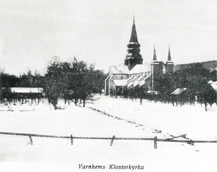 D. 10 (1) Klosterkyrkan vintertid med kyrkstallet kvar och kyrkstigen dold under snön. Insatt av Kent Friman, 2014-02-27.