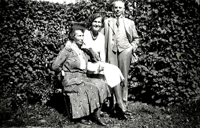G. 57 Endast digital bild. Familjen Engstrand i berså söndagen den 28/8 1932. Bild från Gudrun Ramviken, Sörgården, Varnhem, 2014. Insatt av Kent Friman, 2014-04-26