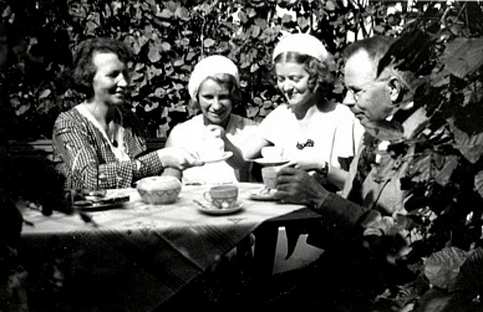 G. 58 Endast digital bild. Kaffestund i bersån 1932. Bild från Gudrun Ramviken, Sörgården, Varnhem, 2014. Insatt av Kent Friman, 2014-04-26