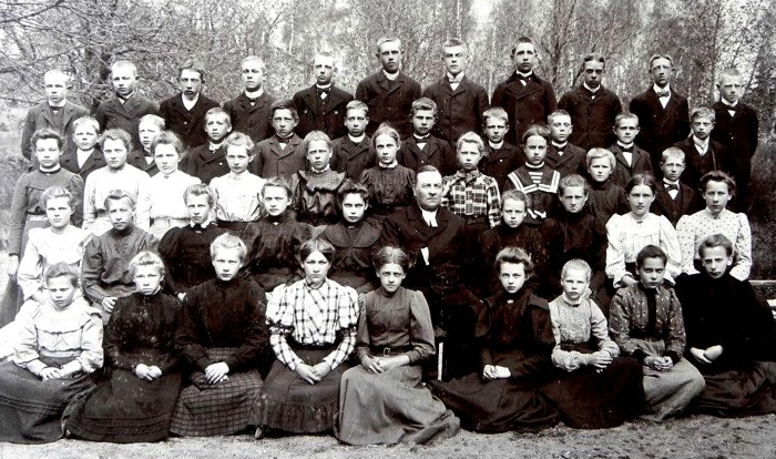 Kyrkoherde Verner med konfirmander 1908 i Ransberg. Bland dem Lars Olof Larssons, Timmersdala, far - bakre raden längst till höger. Insatt av Kent Friman, 2015-04-20