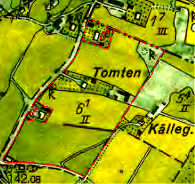 Lantmäteriet Historiska Kartor. Tomtens tilldelade gränser 1846 i Laga skiftet samt därifrån avstyckade delar markerade med rött. Missionshuset uppfört 1894  syns också på Tomtens mark längst ner vä.