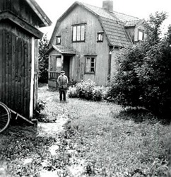 Ur SAJ; När Roland från Skara kom till Varnhem 1949 som tågklarerare och postbiträde bodde han inneboende hos Jenny Berg, Dalhem, Varnhem. På bilden Otto Gustafsson som bodde i lilla stugan vid Dalhem