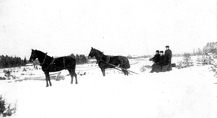 Bild från Carl Arvid vars farfar Carl Tell kör släde vid Ökull med två hästar i rad. De andra två lantbrukselever. Insatt av Kent Friman efter fotokväll 2015-09-17