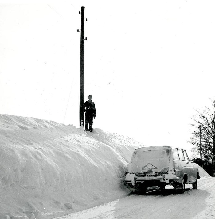 Bild från Carl Arvid Tell. Öglunda vägen vintern 1966 med Carl Arvid som mätare på snömängden med sin bil. Holgers stuga i bakgrunden (mot Varnhem). Insatt av Kent Friman, efter fotokväll 2015-09-17