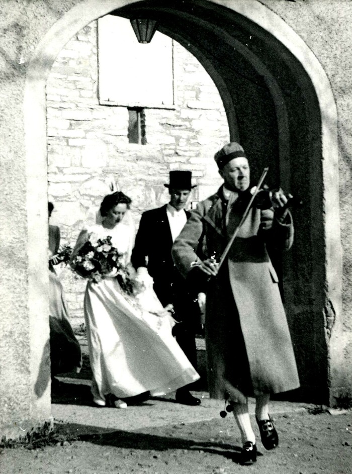 Bild från Ulla Berg, född Lann. Nils & Margit gifter sig i Varnhems Klosterkyrka 17/5 1947, Hugo Falk spelar fiol. Insatt av Kent Friman efter fotokväll 2015-09-17