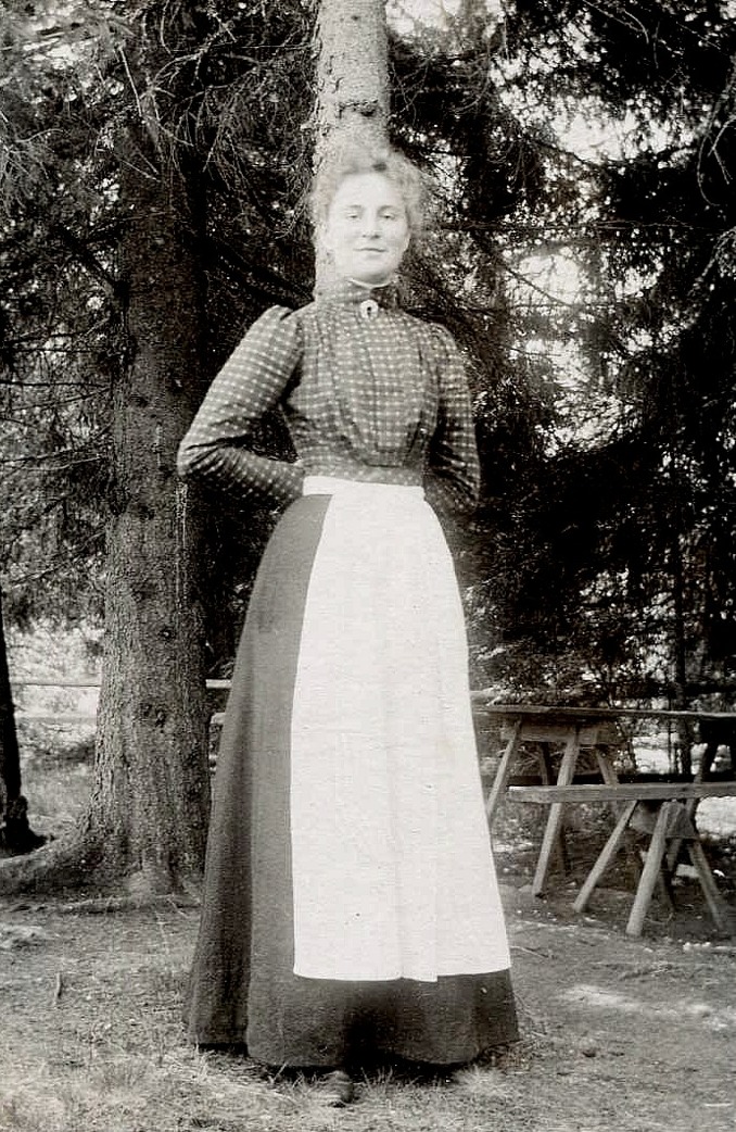 Fotot taget på Kinnekulle, där Ellen tillsammans med sin syster Elin bedrev severing i Utsiktstornet av bl a Vermouth och kex 1911 - 1917