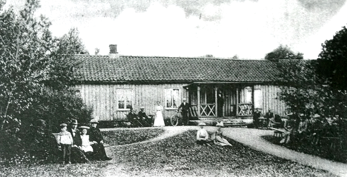 Foto bostadshuset av Ludwig Ericson 1904 av Himmelskällan. Urklipp i Fernando & Marias historeisamling, 2015
