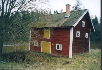 Upphovsrätt: Forsviks industriminnen, Västarvet - Kölnan byggdes 1868 och användes för att torka den säd som sedan användes i brännvinstillverkningen - Årebergs gård, Tibro