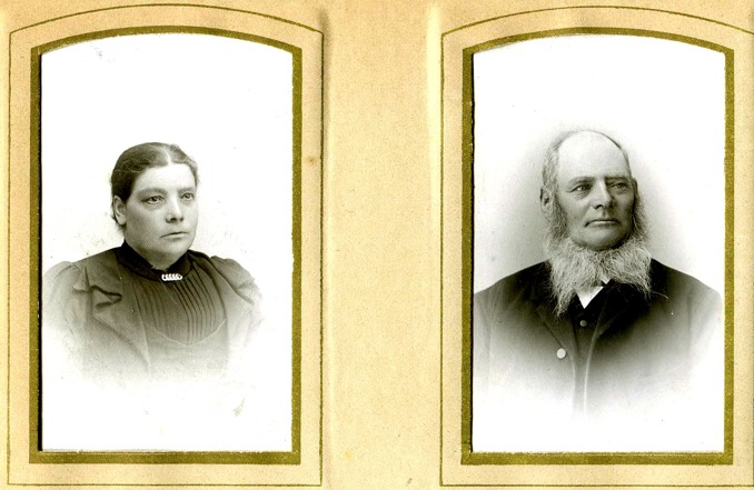 Foto taget 1905 från Kerstin och Bror Antbäck, Björsgården, Varnhem, 2015. Makarna Anna Maria & Anders Jansson