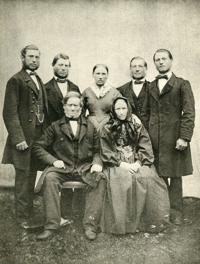 Foto från Förbergs samling via Astrid Blomqvist, Tomten, 2015 Fotograf troligen G V Hofling, lektor i Skara och fotograf mellan 1840 och 1890.