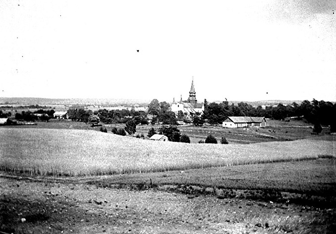 Kyrkan och den omgivande bygden från söder. Söder om och intill kyrkan klosterområdet. Foto H Eriksen 1907,