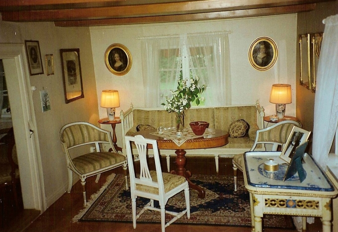 Lilla Salongen 1995 med sin äldsta dörr i huset. Från Anita Heymans, född Hermansson, fotosamling, 2017