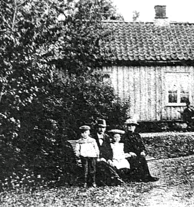 Foto bostadshuset av Ludwig Ericson 1904 av Himmelskällan. Urklipp i Fernando & Marias historeisamling, 2015