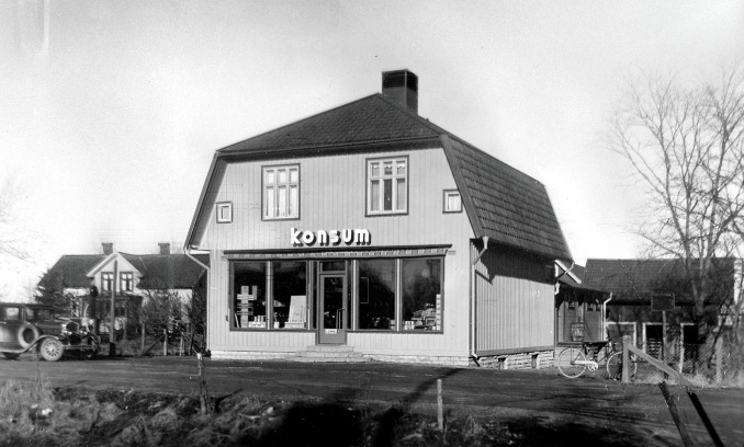 Foto Coop - KF, arkiv och bibliotek - via Welins butik, Varnhem i gamla Konsum, 2017