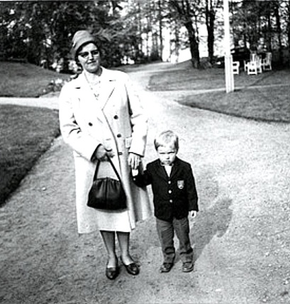 Edith Andersson med sonen Börje, Fiskaregården 1962 - ur Skarke-Varnhems Hembygdsförenings Digitala Arkiv, Söndagsskolan